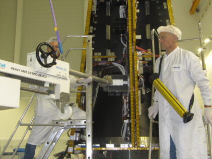 Satellite module Handling by Elital systems